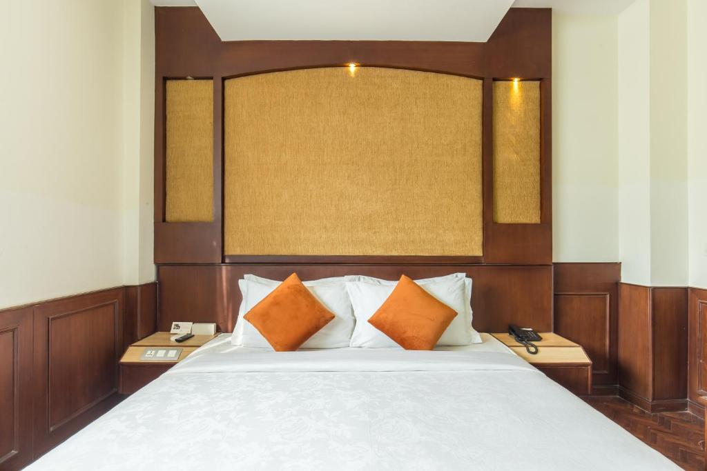 Rúm í herbergi á Dahlia Boutique Hotel