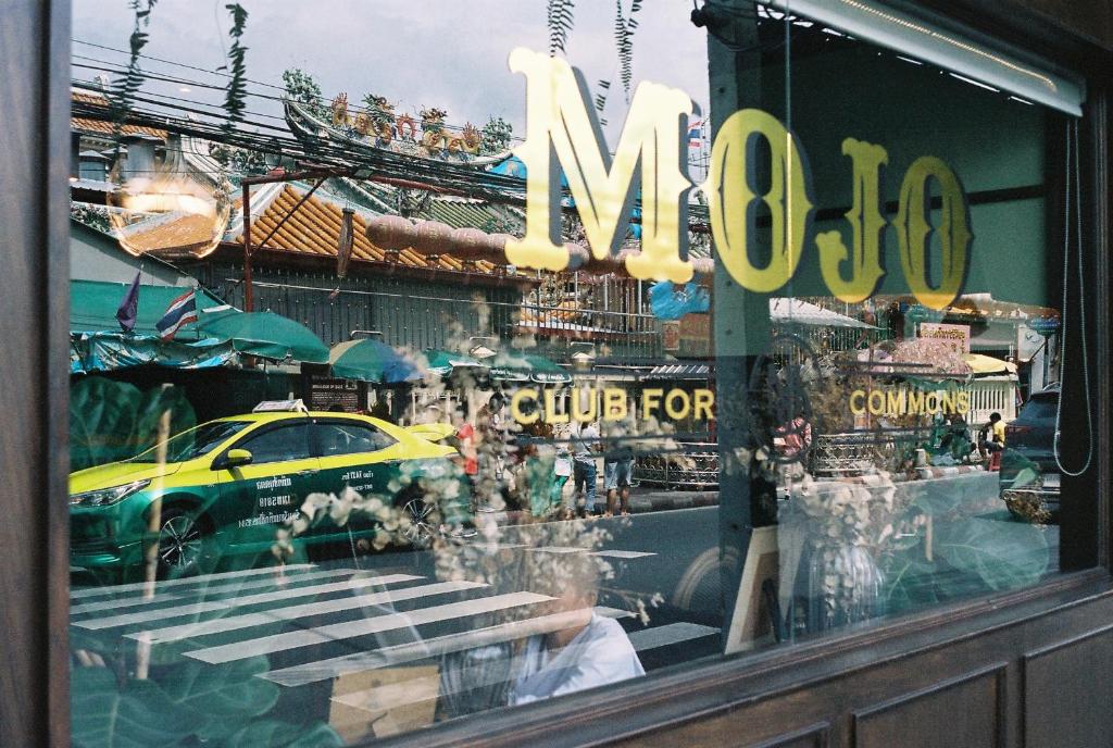 Certificato, attestato, insegna o altro documento esposto da Mojo Old Town Phranakorn