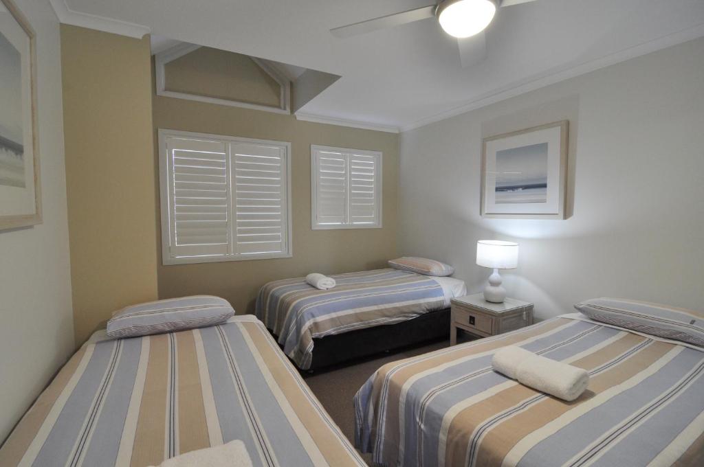 
A bed or beds in a room at Bluedock Apartments
