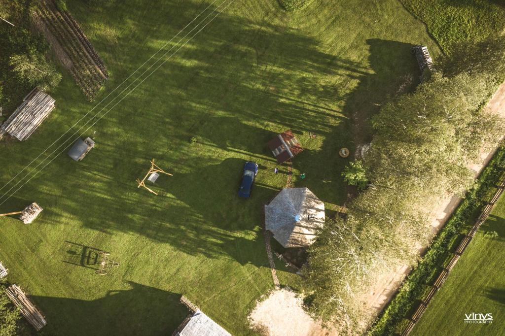 een uitzicht op een tuin met een huis en een vrachtwagen bij Pērkonu namiņš in Balvi