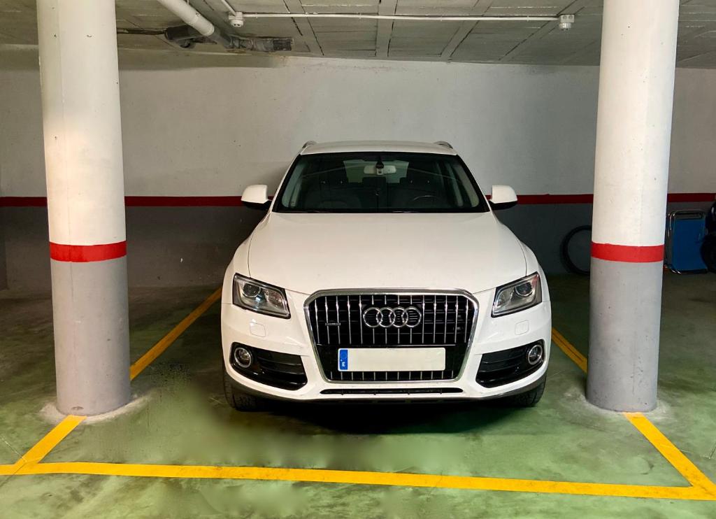 biały audytor zaparkowany na parkingu w obiekcie Teodosio Apartment FREE PARKING & CENTRAL AC w Sewilli