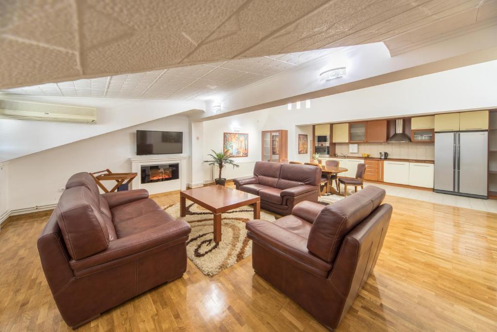 a living room with two couches and a table at F Apartmani Kragujevac in Kragujevac