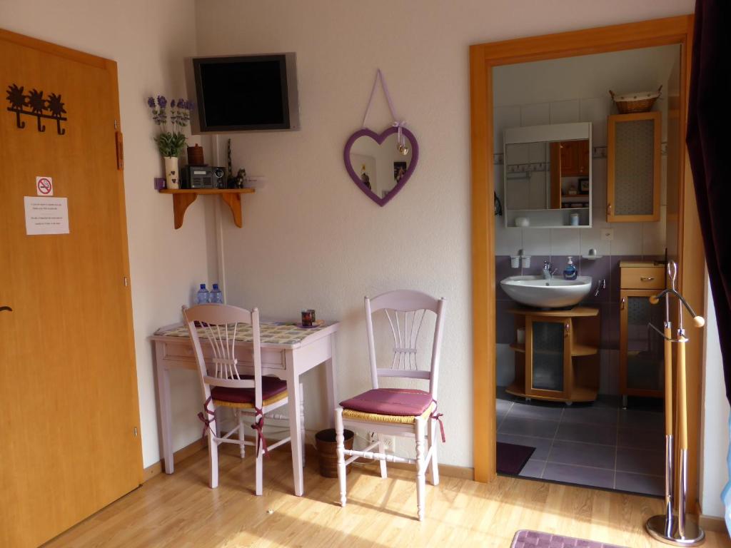 TV a/nebo společenská místnost v ubytování B&B Les Acacias