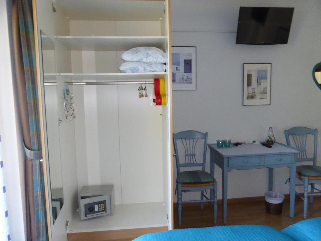 TV a/nebo společenská místnost v ubytování B&B Les Acacias