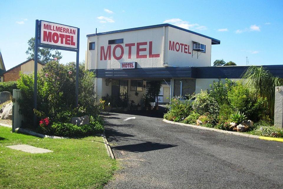 un motel con un letrero al lado de una carretera en Millmerran Motel, en Millmerran