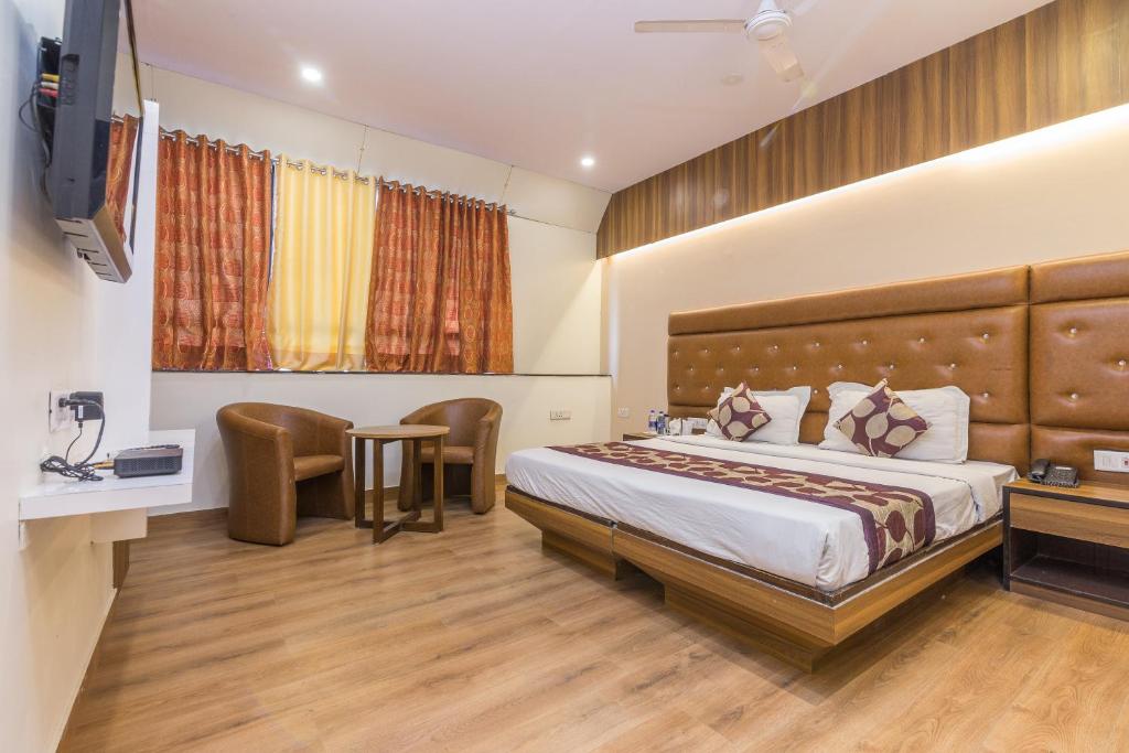 Postel nebo postele na pokoji v ubytování Rupam Hotel