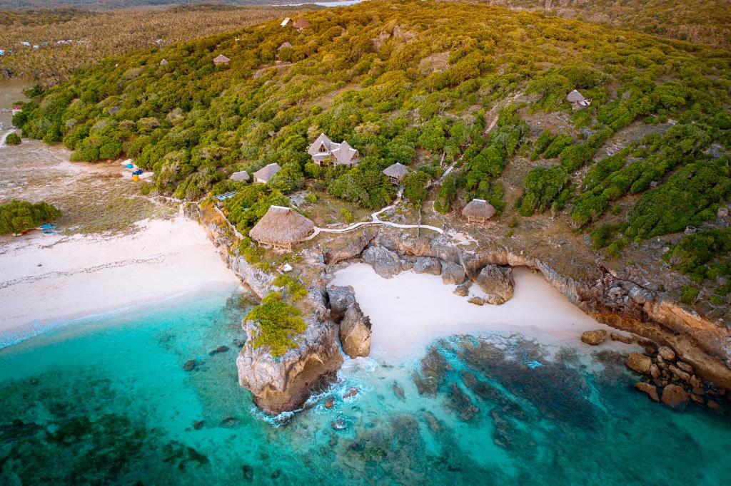 uma vista aérea de uma praia com água turquesa em Bo'a Vida Rote em Nembrala