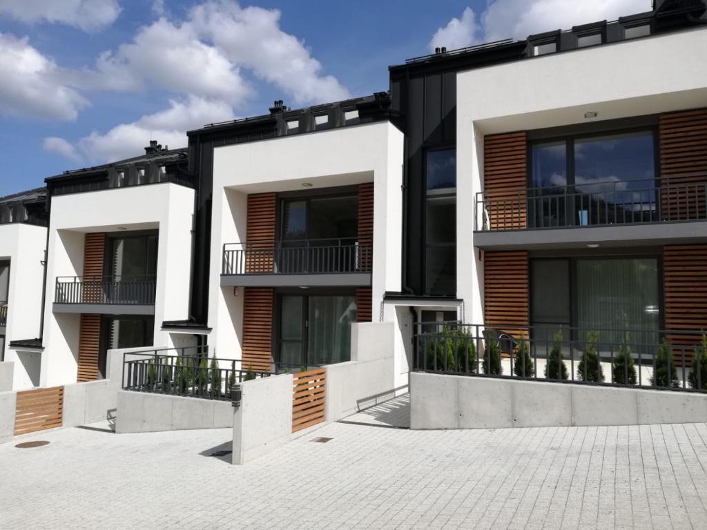 una fila de edificios blancos con balcones. en Przytulny Apartament Olimpijska 1D/2b, en Szczyrk