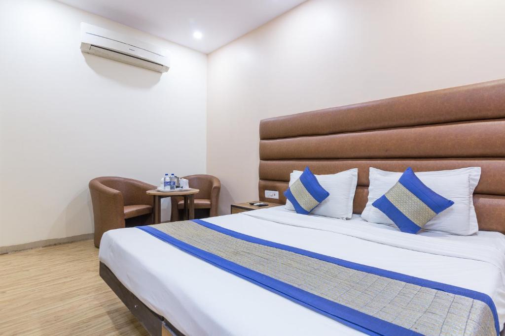 Postel nebo postele na pokoji v ubytování Rupam Hotel