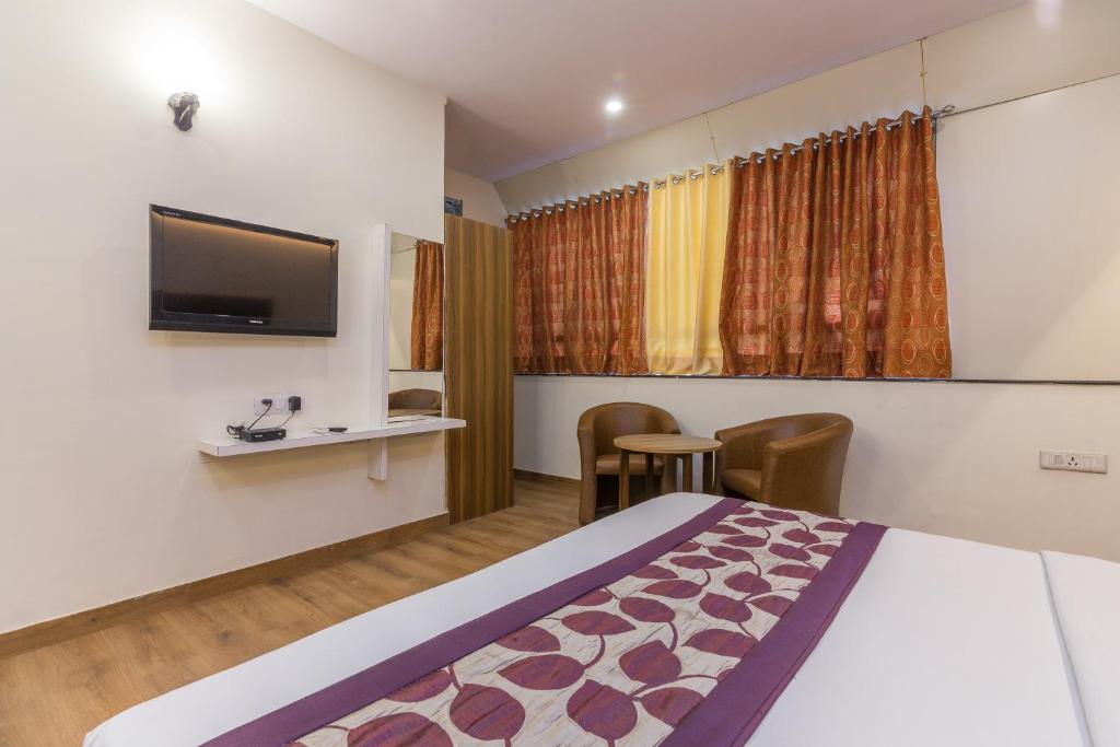 TV a/nebo společenská místnost v ubytování Rupam Hotel