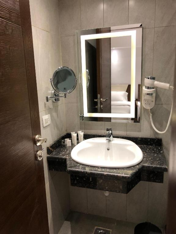 Koupelna v ubytování Maxim Hotel