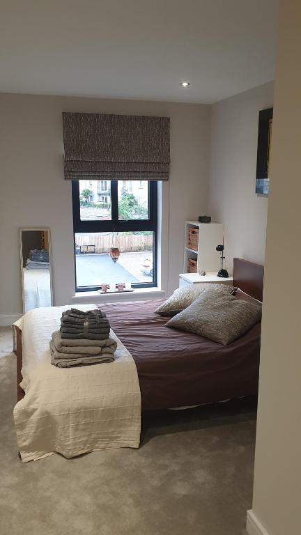 um quarto com uma cama grande e uma janela em 1 double guest bedroom in my home North Leeds em Horsforth
