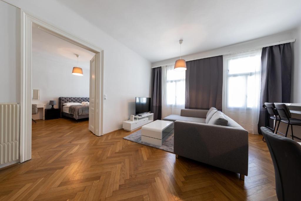 ウィーンにあるVienna Dream Apartments City Centerのリビングルーム(ソファ、テレビ付)