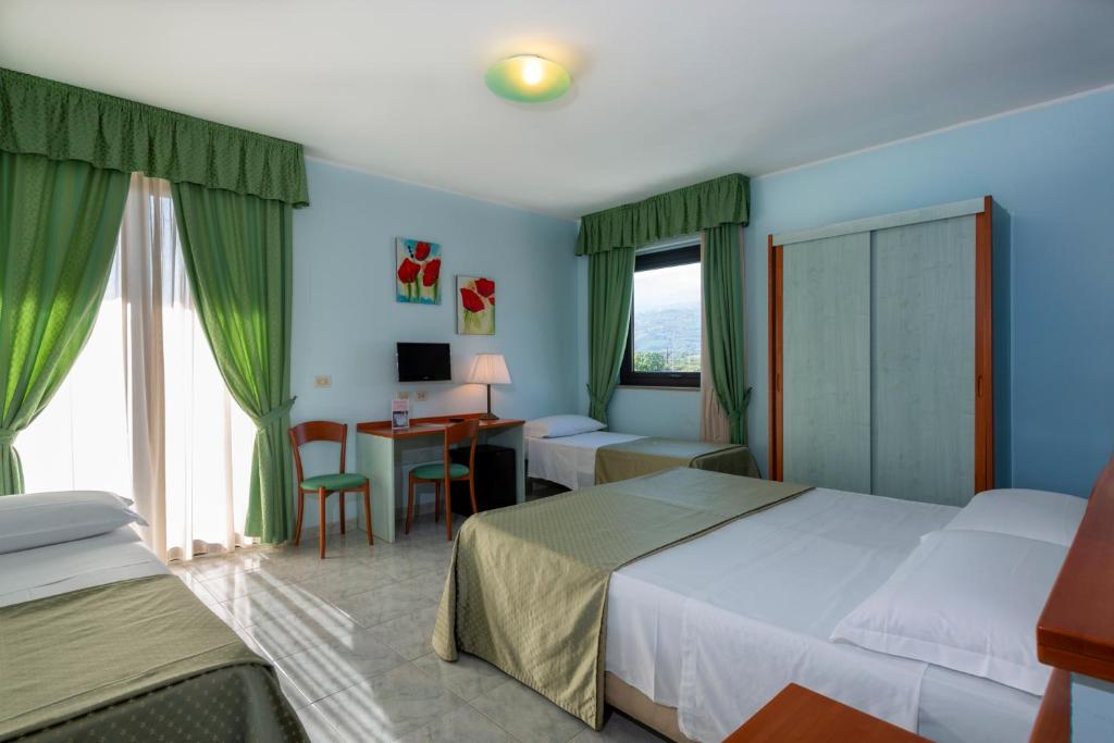 Postel nebo postele na pokoji v ubytování Atlantis Palace Hotel