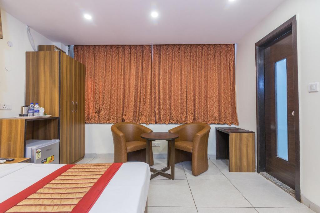 Postel nebo postele na pokoji v ubytování Rupam Hotel