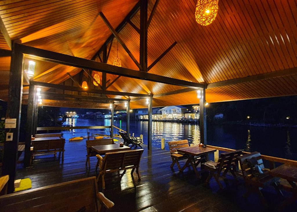 Restaurace v ubytování Baan Rim Nam