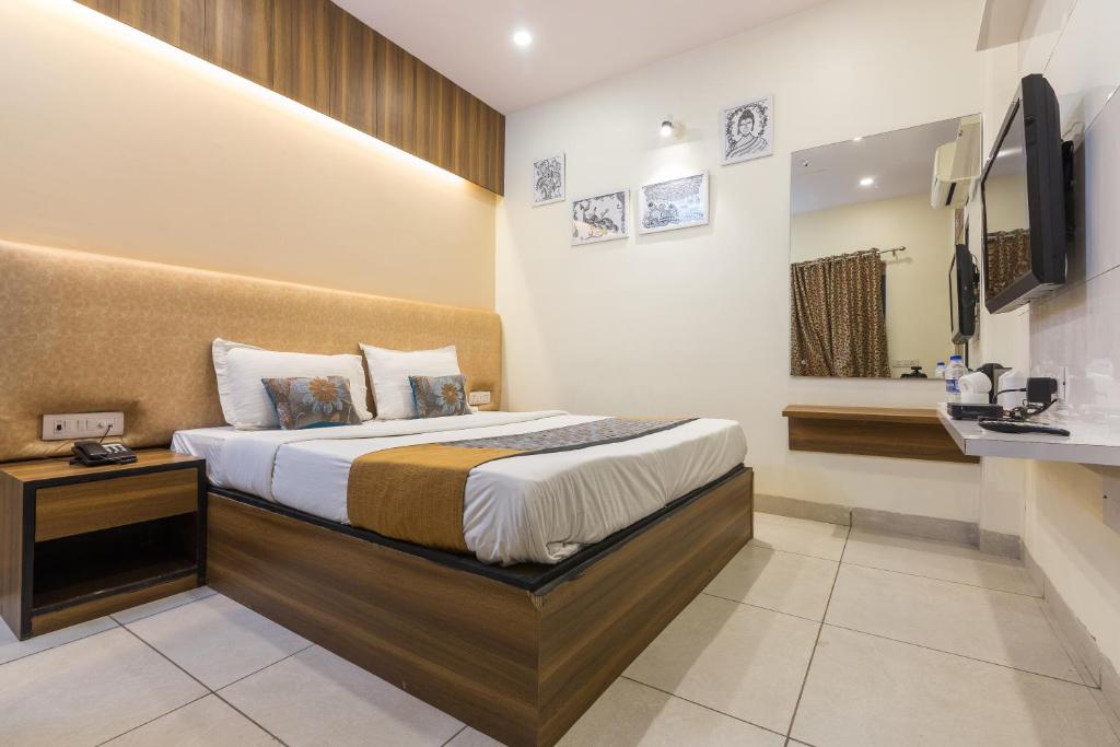 Postel nebo postele na pokoji v ubytování Rupam Hotel