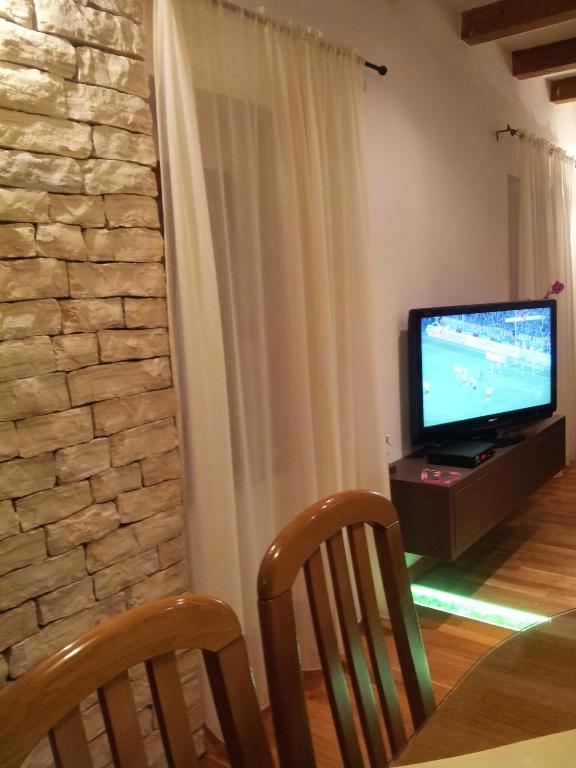Televízia a/alebo spoločenská miestnosť v ubytovaní Apartment Diocletians Split Center