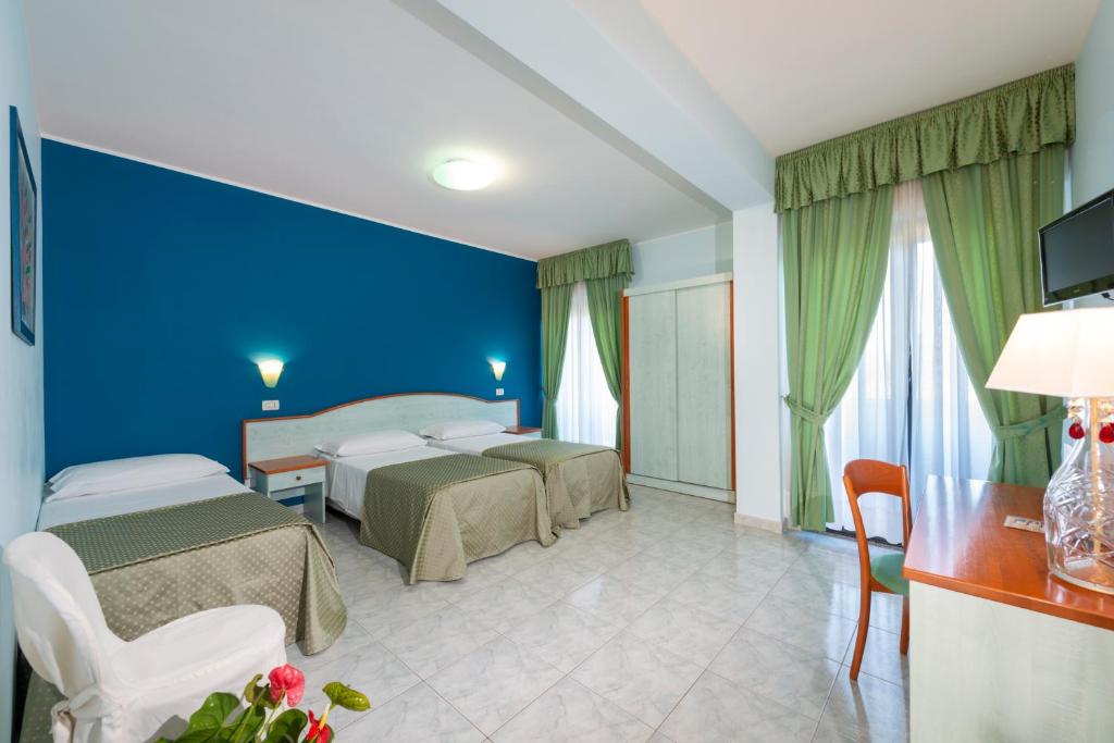 Postel nebo postele na pokoji v ubytování Atlantis Palace Hotel