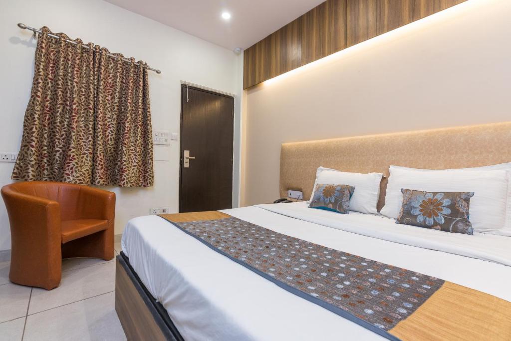 Postel nebo postele na pokoji v ubytování Rupam Hotel
