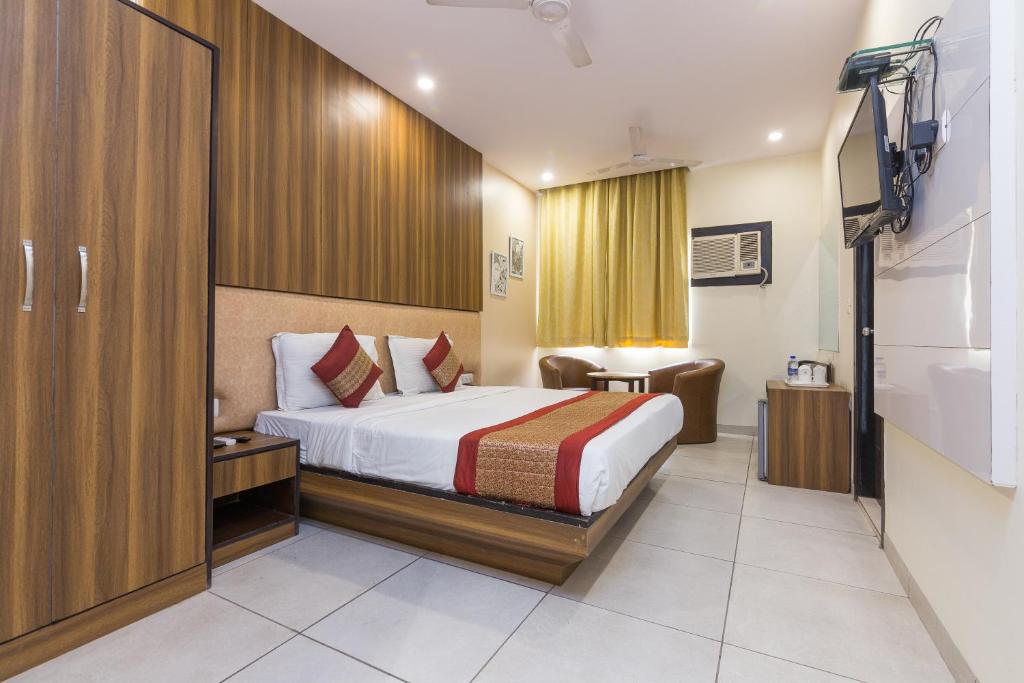 Postel nebo postele na pokoji v ubytování Rupam Hotel