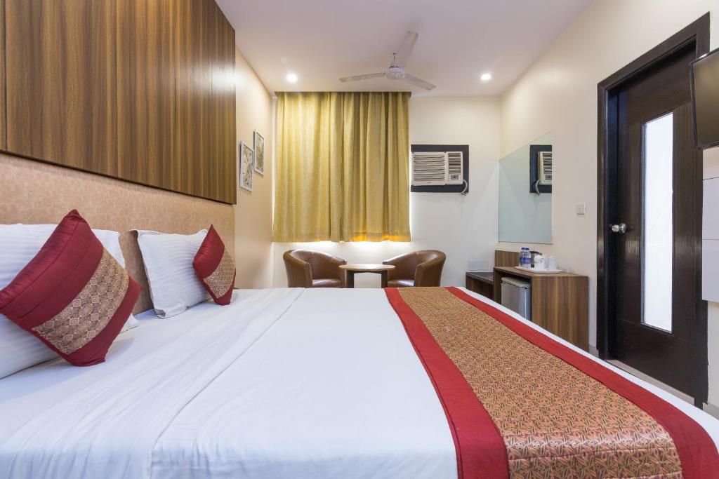 Postel nebo postele na pokoji v ubytování Rupam Hotel