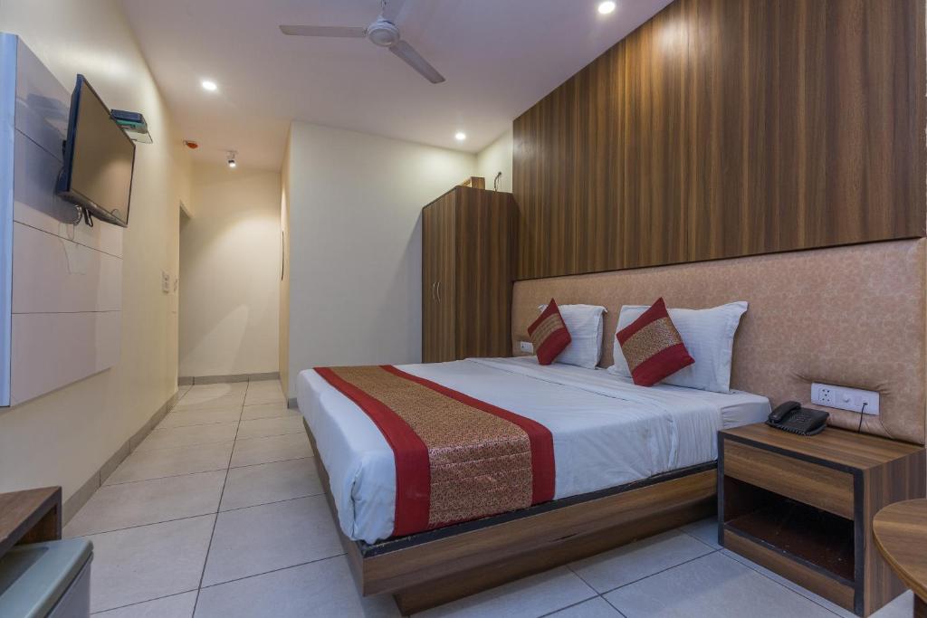 Postel nebo postele na pokoji v ubytování Rupam Hotel