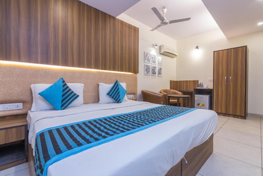 Postel nebo postele na pokoji v ubytování Rupam Hotel