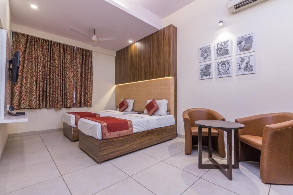 Postel nebo postele na pokoji v ubytování Rupam Hotel