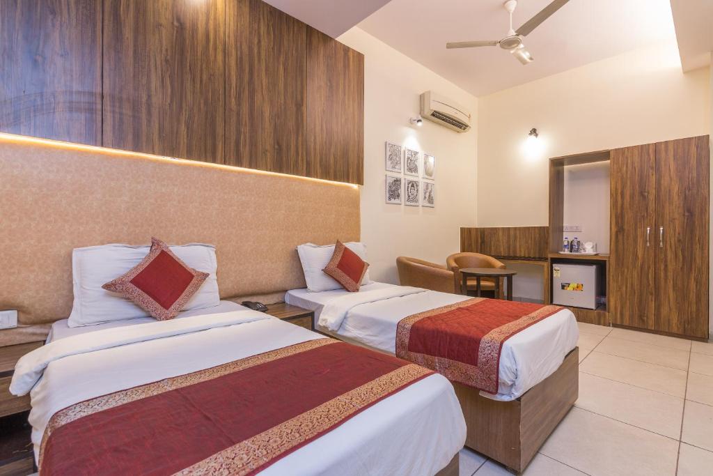 Postel nebo postele na pokoji v ubytování Rupam Hotel
