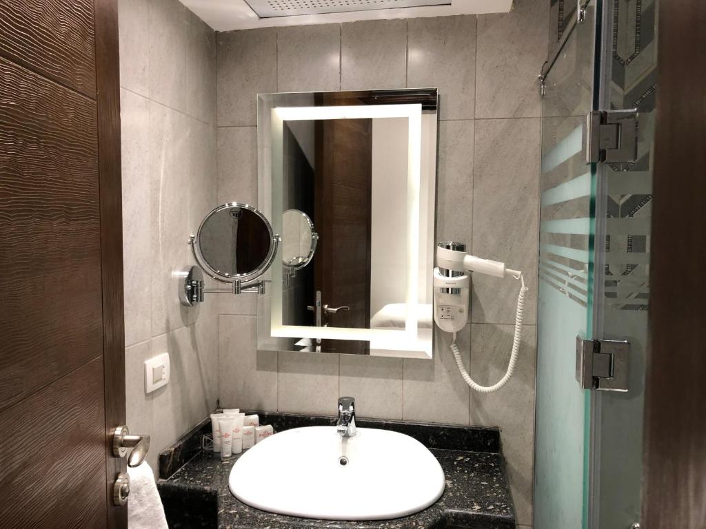 Koupelna v ubytování Maxim Hotel