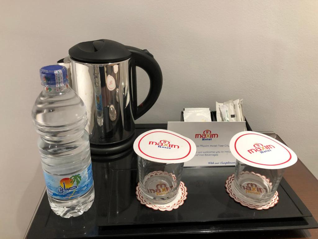 Příslušenství pro přípravu čaje a kávy v ubytování Maxim Hotel
