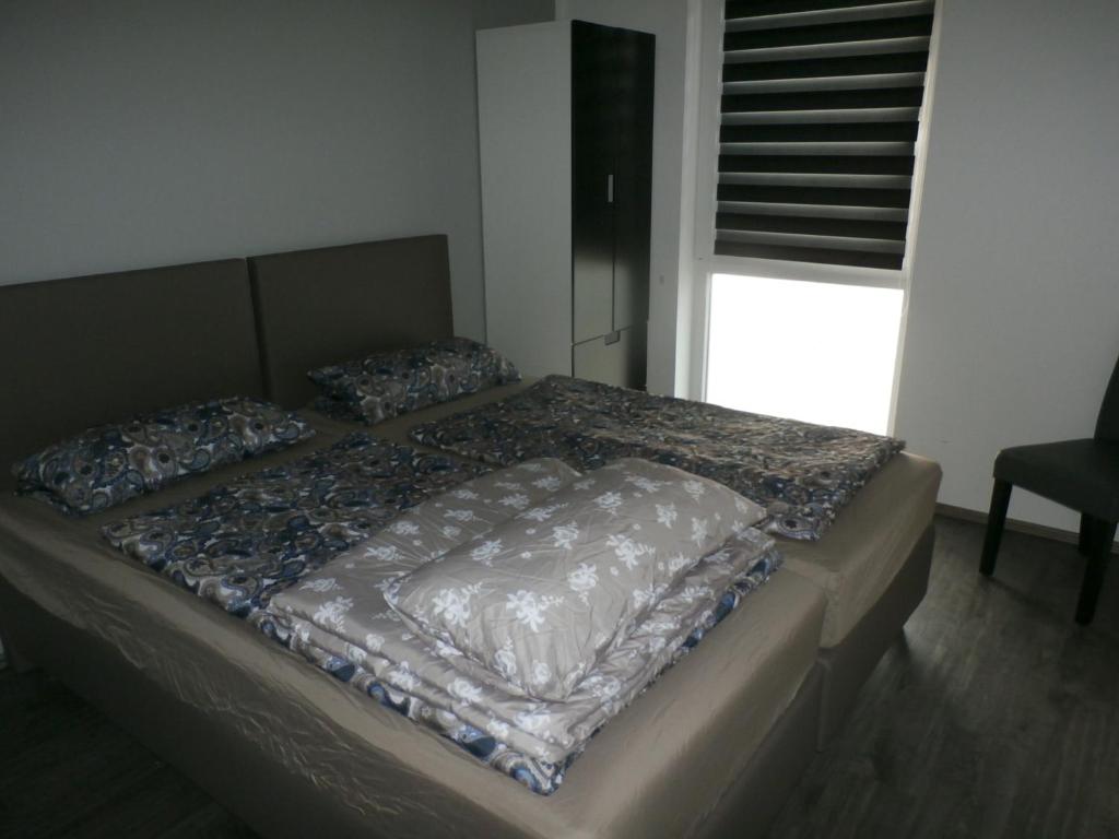 Una cama grande en una habitación con colcha. en Ferienwohnung am Seglerhafen, en Peenemünde