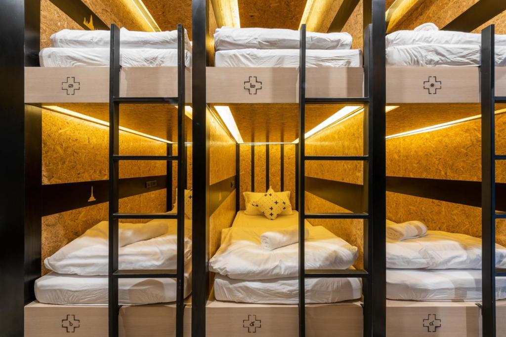 Postel nebo postele na pokoji v ubytování LOBSUEK Hostel