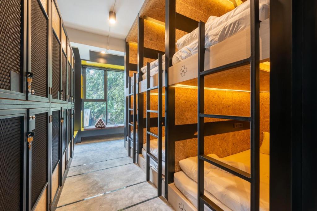 Palanda nebo palandy na pokoji v ubytování LOBSUEK Hostel