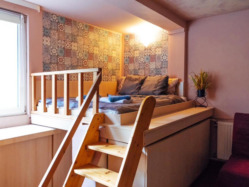 Cette chambre dispose de lits superposés et d'un escalier. dans l'établissement Woody - Cozy and Quiet Place near Moghioros Park, à Bucarest