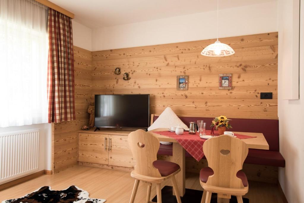 Televízia a/alebo spoločenská miestnosť v ubytovaní Residence Sisi