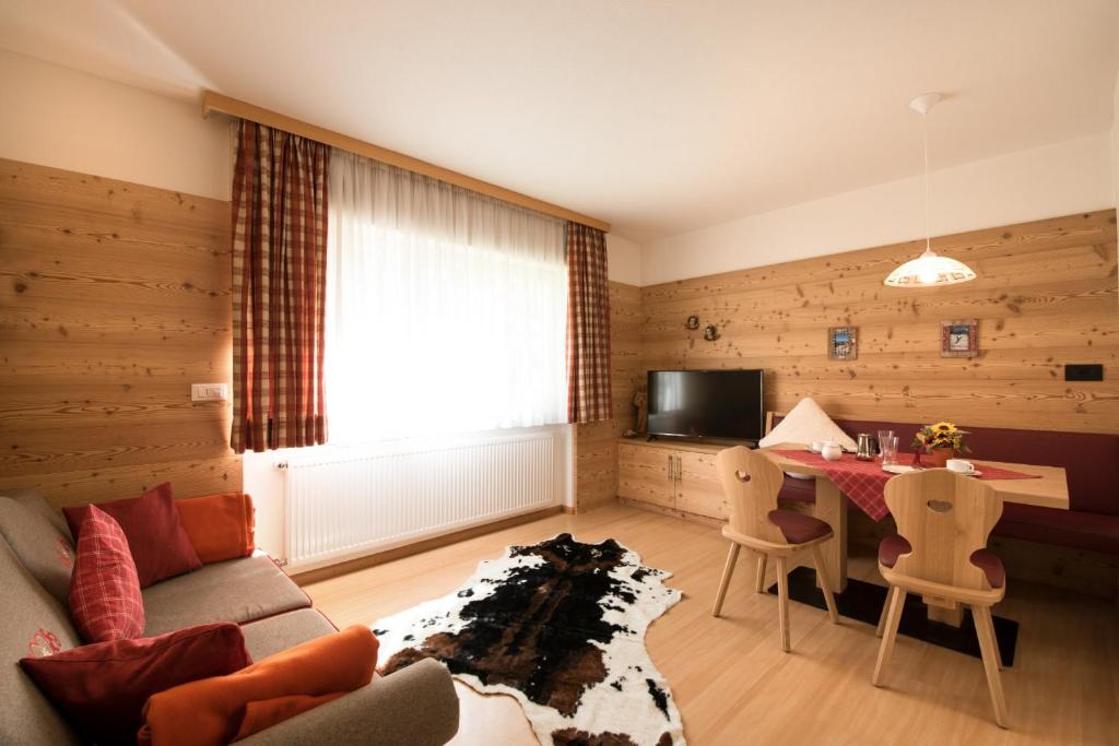 Televízia a/alebo spoločenská miestnosť v ubytovaní Residence Sisi