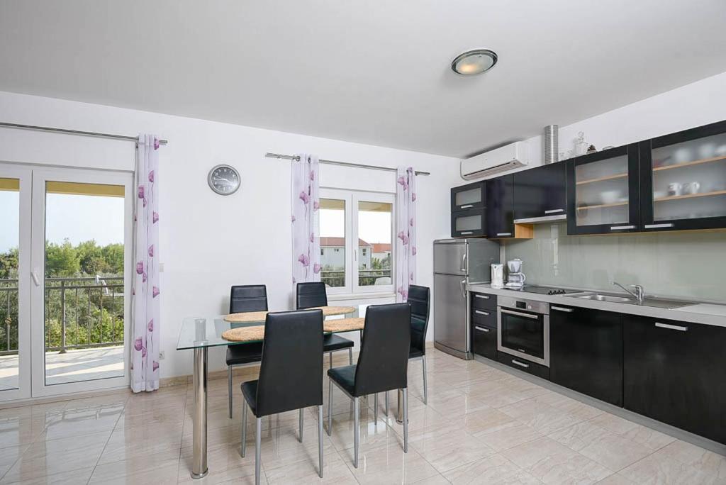 Kuchyňa alebo kuchynka v ubytovaní Apartments Andrija Orebić