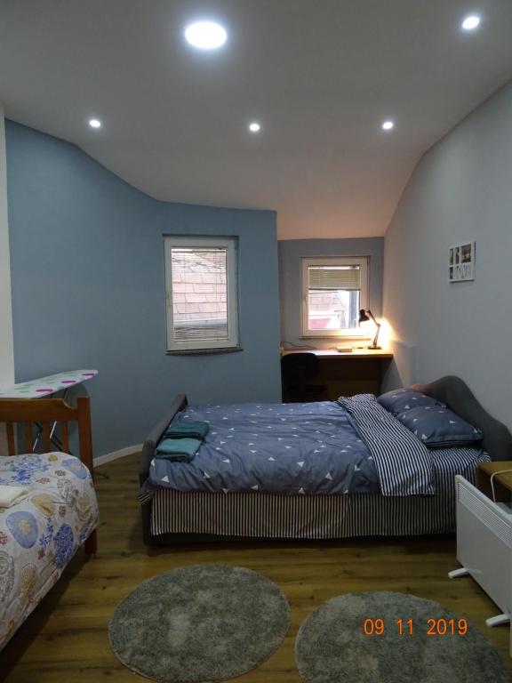 ORA-PRN,cosy apartment in the city center tesisinde bir odada yatak veya yataklar