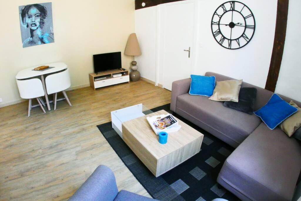 Coeur de Ville, Charmant 2 pieces, Parking/Wifi ! tesisinde bir oturma alanı