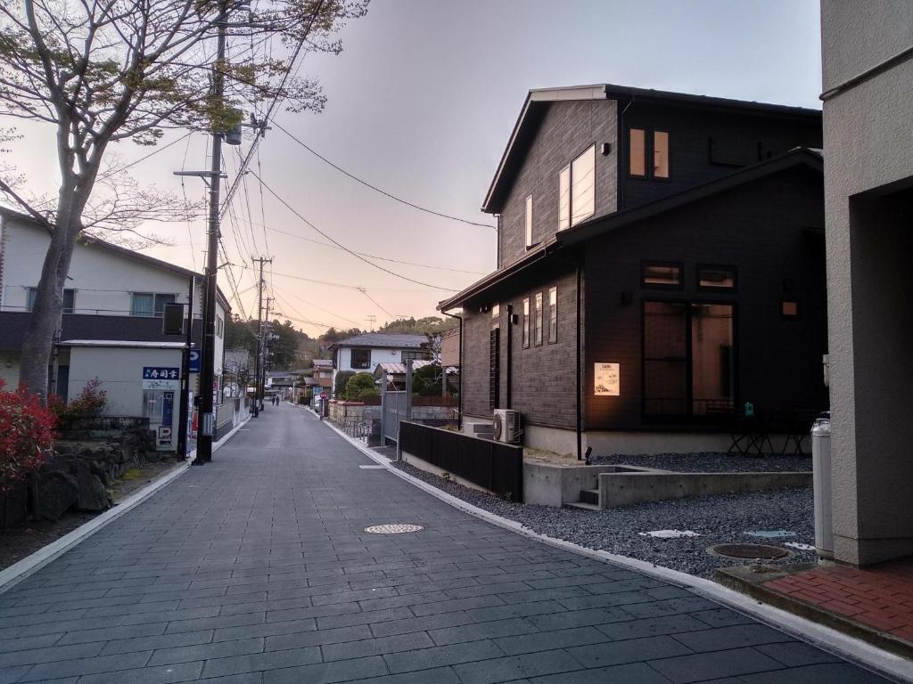 Uchi Matsushima Guesthouse في ماتسوشيما: شارع فاضي وفيه بيت جنبه