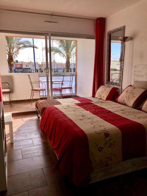 Postel nebo postele na pokoji v ubytování Cap Capistol Studio le Cap d'Agde vue port
