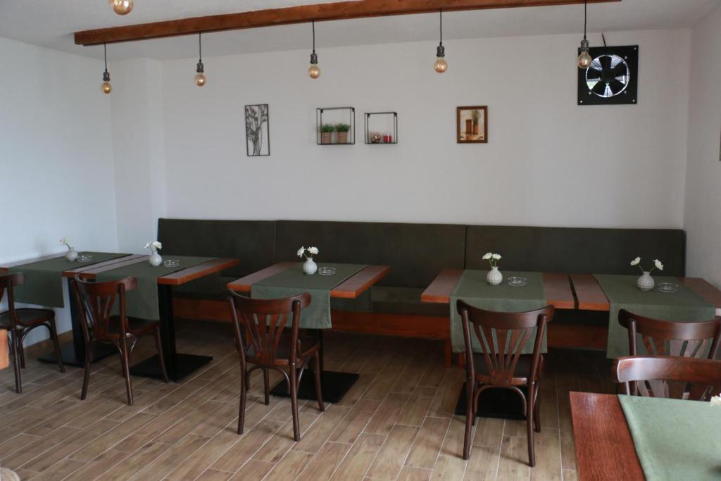 Un restaurant sau alt loc unde se poate mânca la Vila Lucky Kop & Restoran