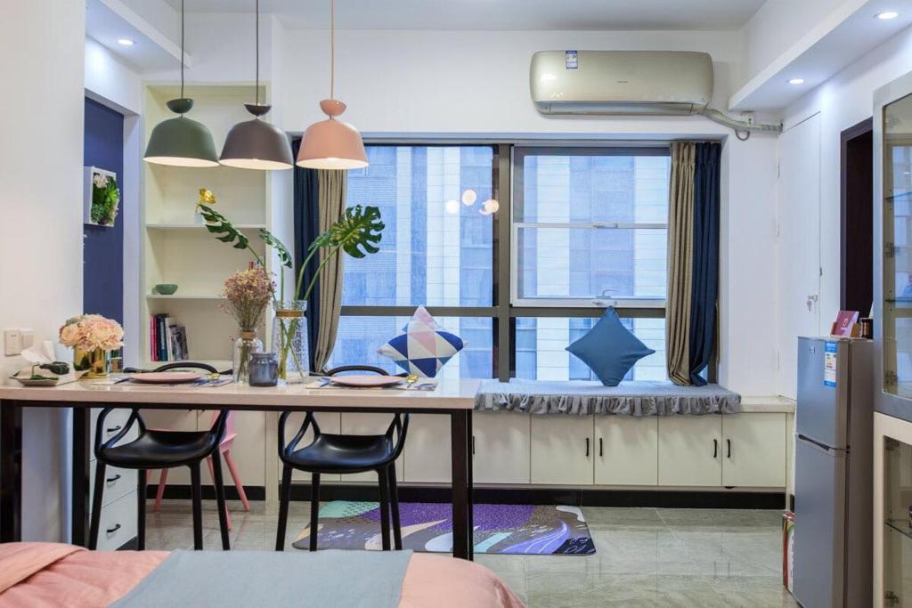 a kitchen with a table and chairs and a large window at Wuchang Wuchang Railway Station Locals Apartment 00127340 in Han-yang-hsien