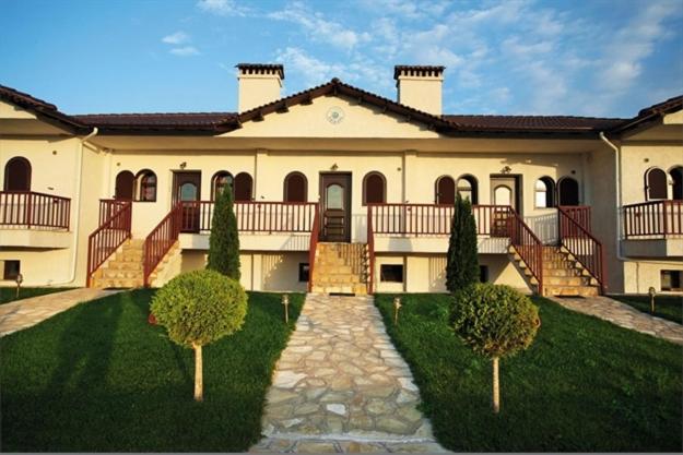 una casa grande con un camino delante de ella en Village Naiades, en Kastoria
