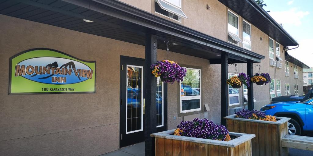 a mountain view inn sign on the side of a building at Mountain View Inn in Canmore