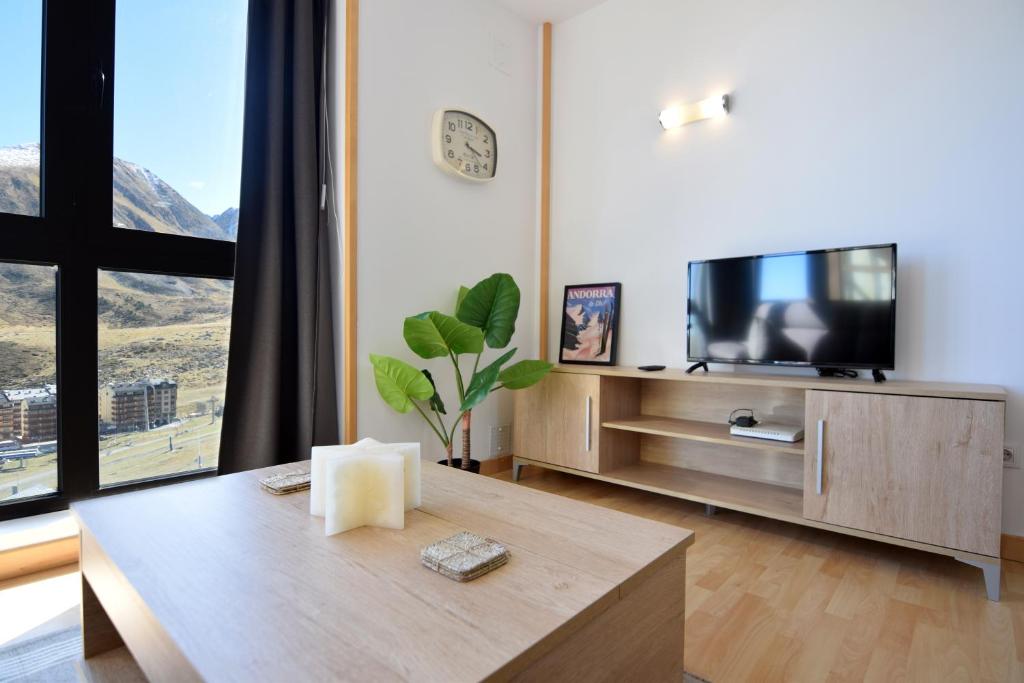 TV a/nebo společenská místnost v ubytování Lux Isard "Acceso directo a pistas"