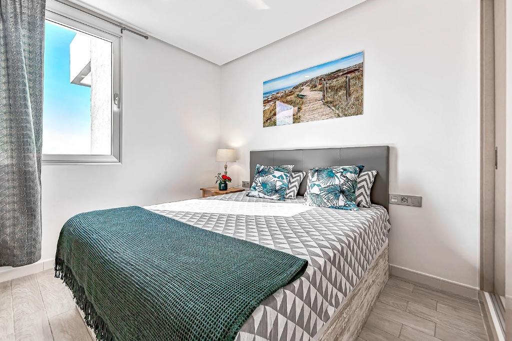 Posteľ alebo postele v izbe v ubytovaní OCEAN GARDEN APARTMENT WITH SEAVIEW.