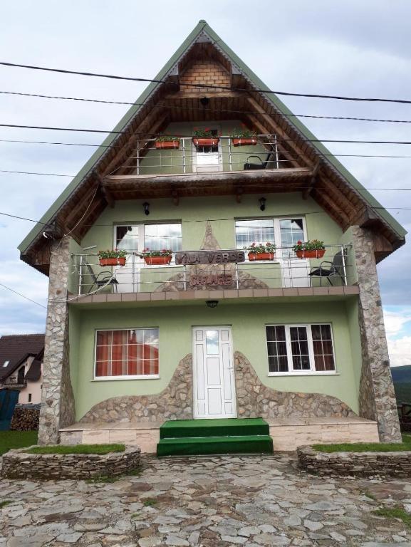 a house with a roof with windows and a door at Casa Verde in Ranca